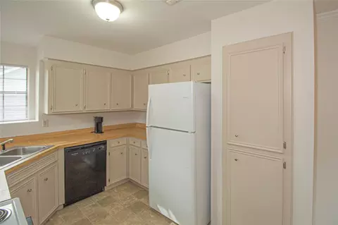 Kitchen - 320 Bridgeview Dr, Onalaska, TX 77360 photo 3 of 5