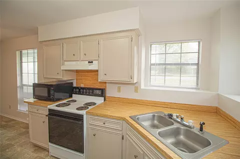 Kitchen - 320 Bridgeview Dr, Onalaska, TX 77360 photo 4 of 5
