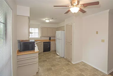 Kitchen - 320 Bridgeview Dr, Onalaska, TX 77360 photo 5 of 5