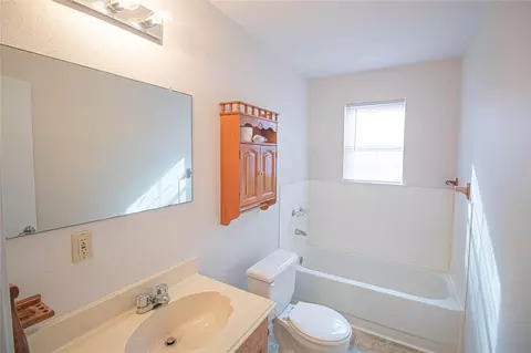 Bath - 320 Bridgeview Dr, Onalaska, TX 77360 photo 2 of 2
