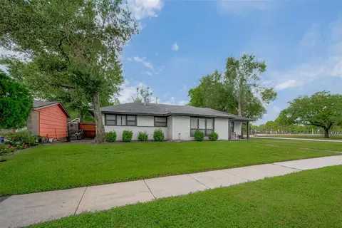 8057 Ridgeview Dr, Houston, TX 77055