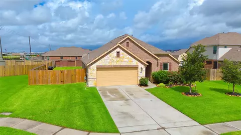 9107 Brett Ct, Mont Belvieu, TX 77523