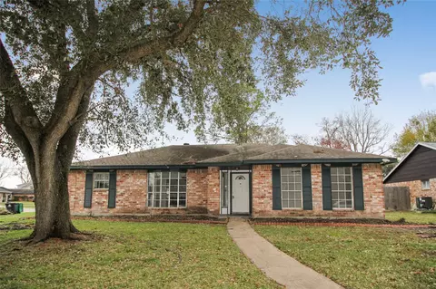 10534 Huntington Wood Dr, Houston, TX 77099