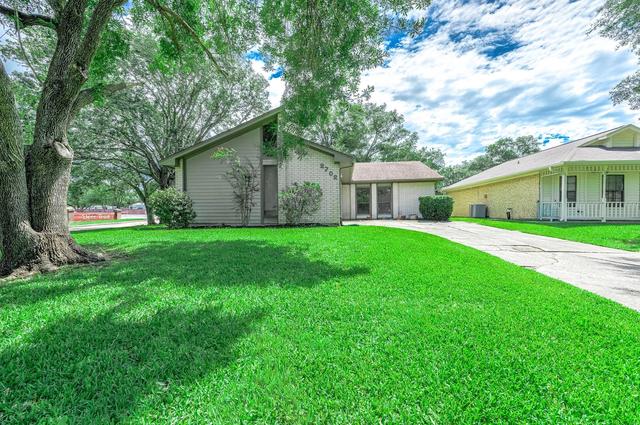 2702 Dove Tree Dr, Alvin, TX 77511