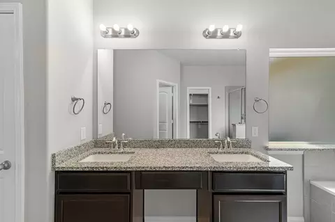 Bath - 1740 Cindy Ln, Conroe, TX 77304 photo 3 of 4