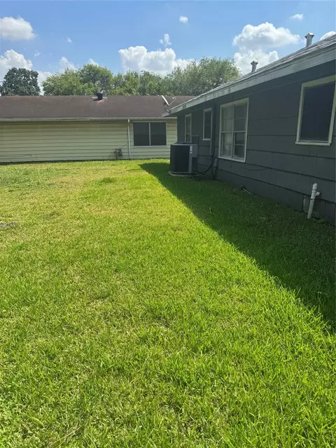 7947 Glenscott St, Houston, TX 77061
