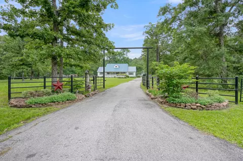 197 Sunset Lake Dr, Huntsville, TX 77340