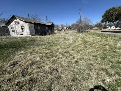 220 S Avenue M, Crawford, TX 76638