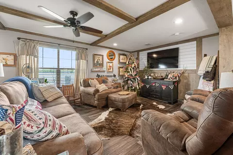 Living - 22360 640, Damon, TX 77430 photo 1 of 2