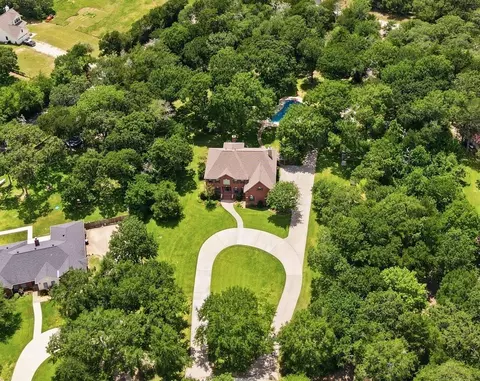 3805 N Briarwood Dr, Brenham, TX 77833