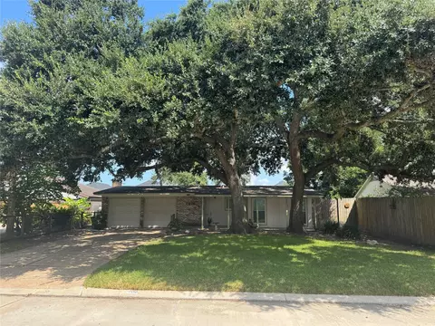 2406 Bayou Dr, League City, TX 77573