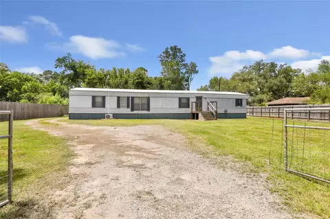 104 W Lawrence St, Dayton, TX 77535