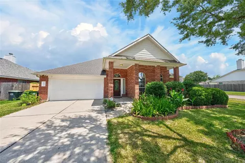 10101 Hidden Falls Dr, Pearland, TX 77584