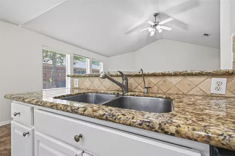 Kitchen - 3 Steep Trail Pl, Conroe, TX 77385 photo 4 of 5