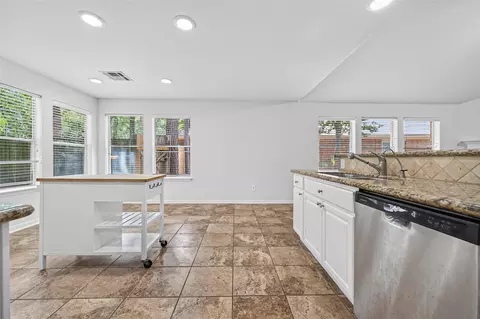 Kitchen - 3 Steep Trail Pl, Conroe, TX 77385 photo 5 of 5