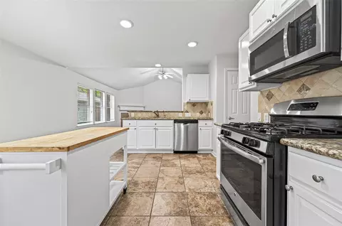Kitchen - 3 Steep Trail Pl, Conroe, TX 77385 photo 2 of 5