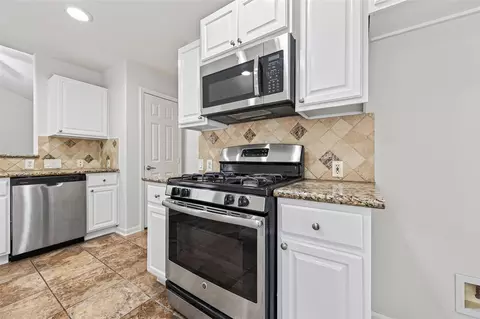 Kitchen - 3 Steep Trail Pl, Conroe, TX 77385 photo 3 of 5