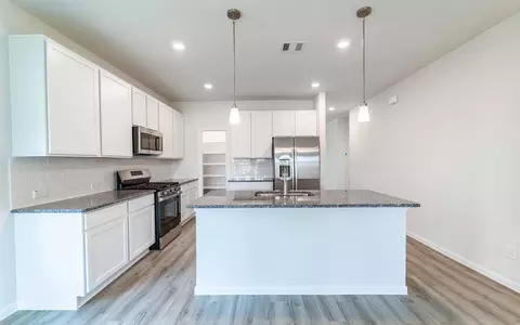 Kitchen - 4326 Maple Root Ln, Pinehurst, TX 77362 photo 4 of 6