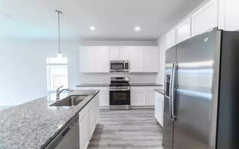 Kitchen - 4326 Maple Root Ln, Pinehurst, TX 77362 photo 2 of 6