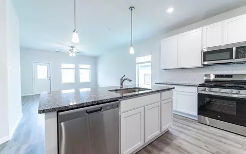 Kitchen - 4326 Maple Root Ln, Pinehurst, TX 77362 photo 3 of 6