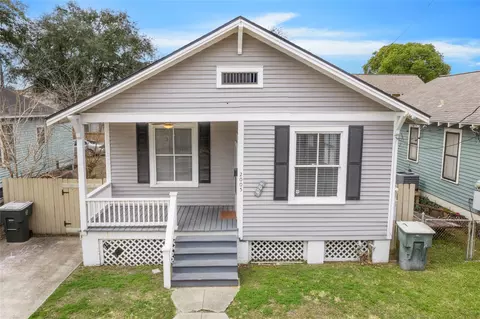 2005 37th St, Galveston, TX 77550