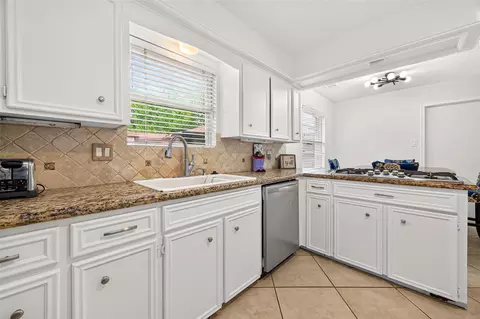 Kitchen - 17314 Tall Cypress Dr, Spring, TX 77388 photo 5 of 6