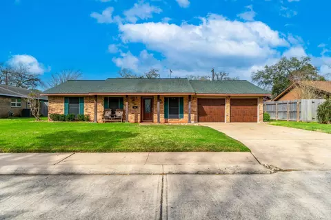 542 Sycamore St, Lake Jackson, TX 77566