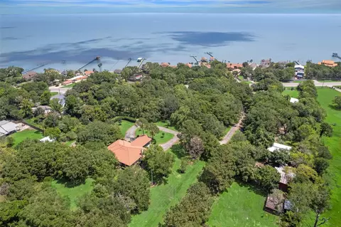5400 W Bayshore Dr, Bacliff, TX 77518