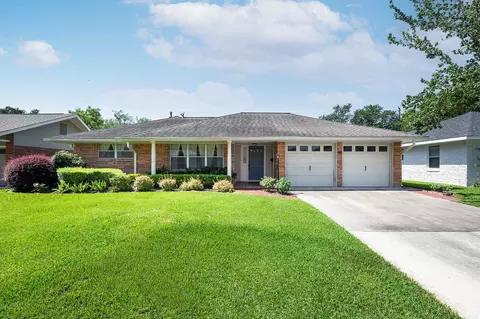 6215 Waltway Dr, Houston, TX 77008