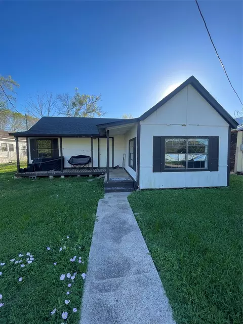 105 N Carver St, Edna, TX 77957