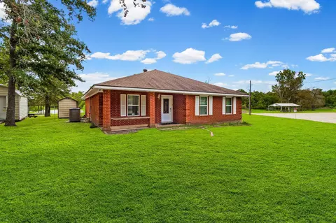 361 S Lakeside Dr, Huntsville, TX 77320