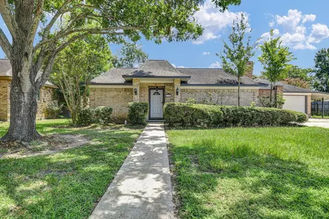 110 Buttercup St, Lake Jackson, TX 77566