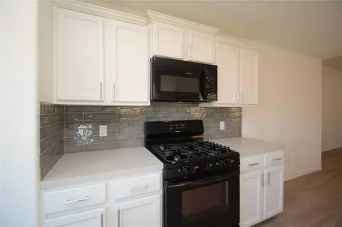 Kitchen - 1319 Winding Willow Dr, Pinehurst, TX 77362 photo 5 of 7