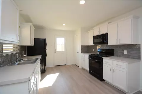 Kitchen - 1319 Winding Willow Dr, Pinehurst, TX 77362 photo 4 of 7