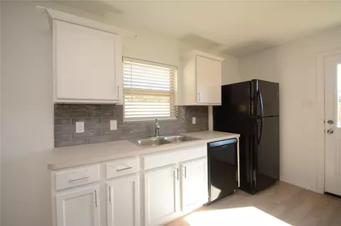 Kitchen - 1319 Winding Willow Dr, Pinehurst, TX 77362 photo 2 of 7