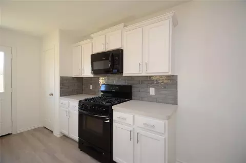 Kitchen - 1319 Winding Willow Dr, Pinehurst, TX 77362 photo 3 of 7