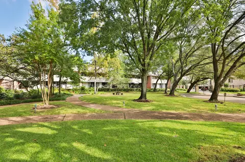666 S Ripple Creek Dr #666, Houston, TX 77057