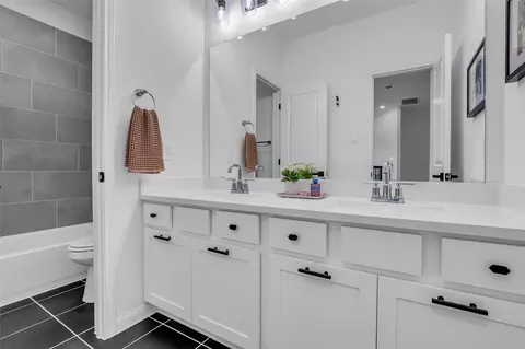Bath - 2915 Oakcrest Meadow Ct, Spring, TX 77386 photo 3 of 3