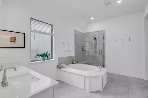 Bath - 2915 Oakcrest Meadow Ct, Spring, TX 77386 photo 2 of 3