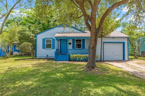 115 Whiting St, Galveston, TX 77550