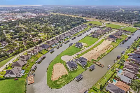 608 Appia Dr, Kemah, TX 77565