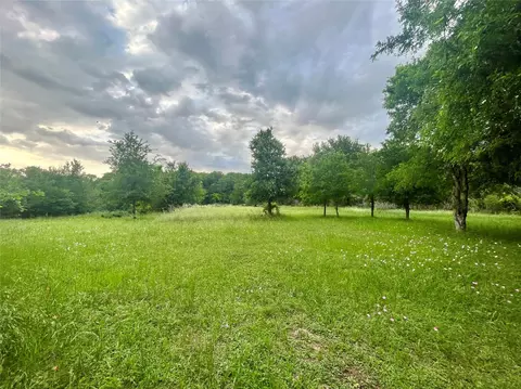 198 Riverside Dr, La Grange, TX 78945