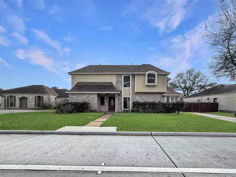3310 Country Club Blvd, Stafford, TX 77477