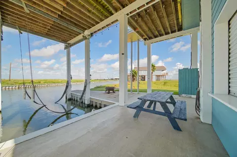 Exterior - 405 Pompano Dr, Freeport, TX 77541 photo 3 of 9