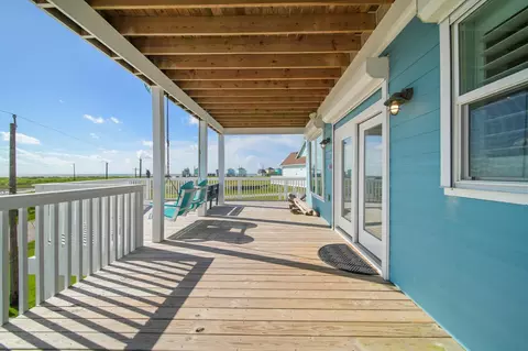 Exterior - 405 Pompano Dr, Freeport, TX 77541 photo 5 of 9