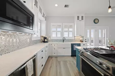 Kitchen - 405 Pompano Dr, Freeport, TX 77541 photo 3 of 6