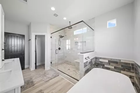 Bath - 405 Pompano Dr, Freeport, TX 77541 photo 5 of 5