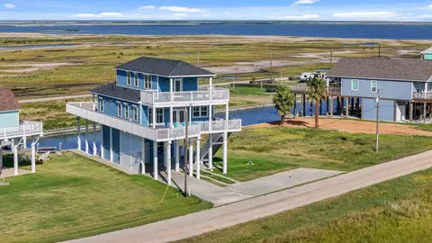 405 Pompano Dr, Freeport, TX 77541