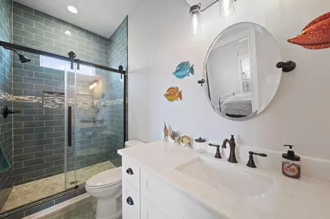 Bath - 405 Pompano Dr, Freeport, TX 77541 photo 2 of 5