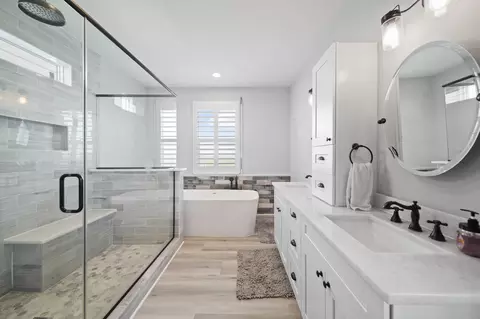 Bath - 405 Pompano Dr, Freeport, TX 77541 photo 4 of 5